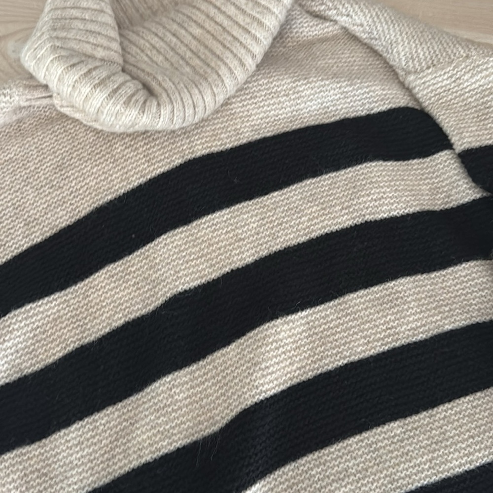 Tahari sweater - Picture 2 of 6